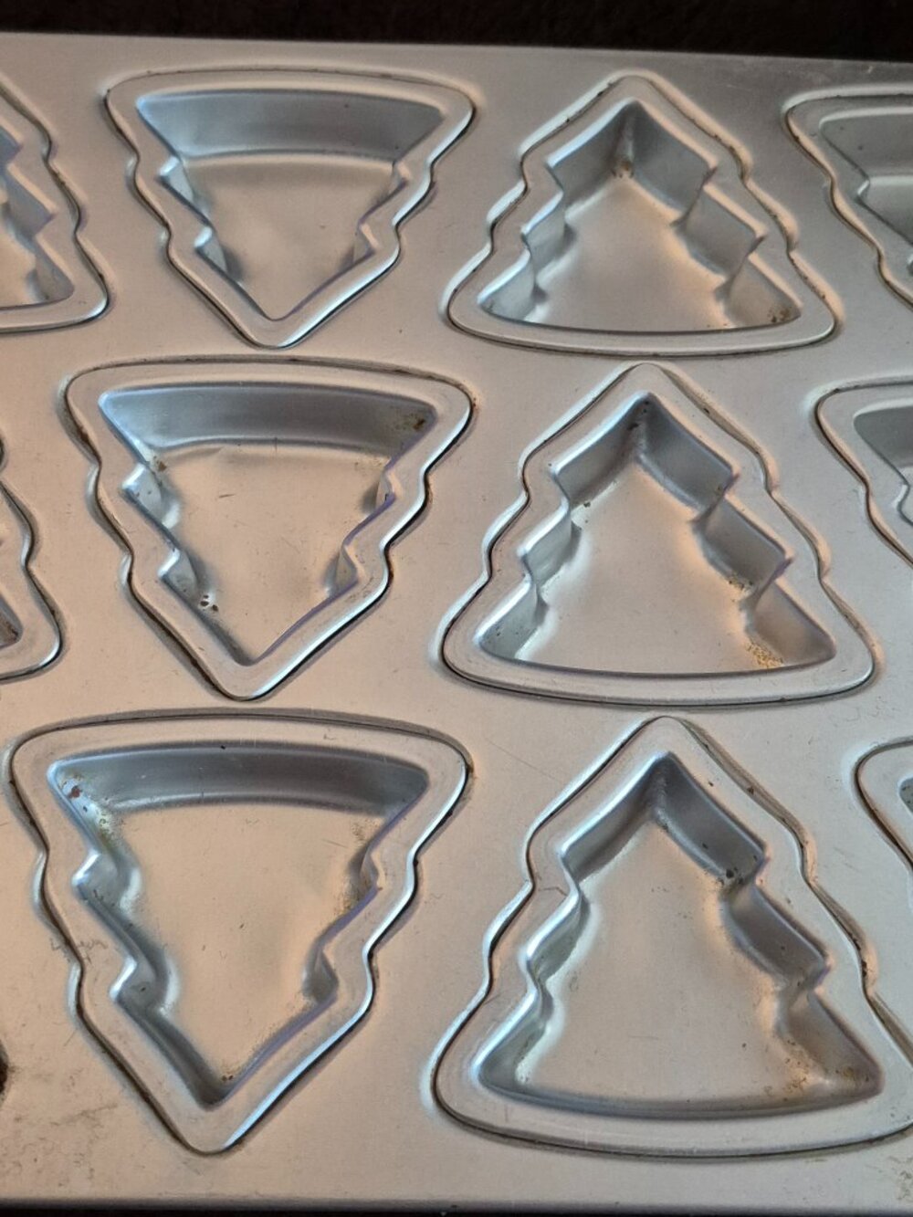 Vintage 1994 Wilton Evergreen/Christmas Tree Aluminum Cake Pan 12 Mini Molds GC